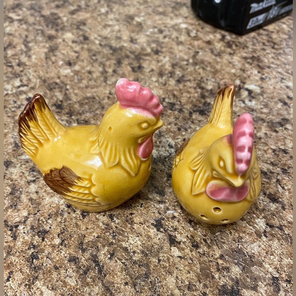 Chicken salt and pepper shakers